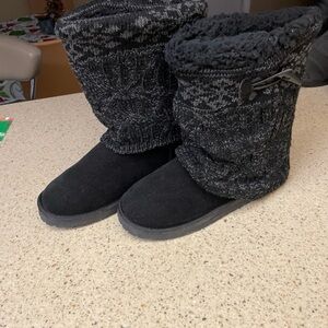 MUK LUKS - Women’s Black Fold Over Cozy Cable Knit Sweater Boots - Size 8